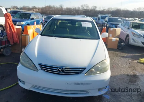 2005 Toyota Camry Xle V6 z USA, uszkodzony, nr VIN 4T1BF30K25U614988